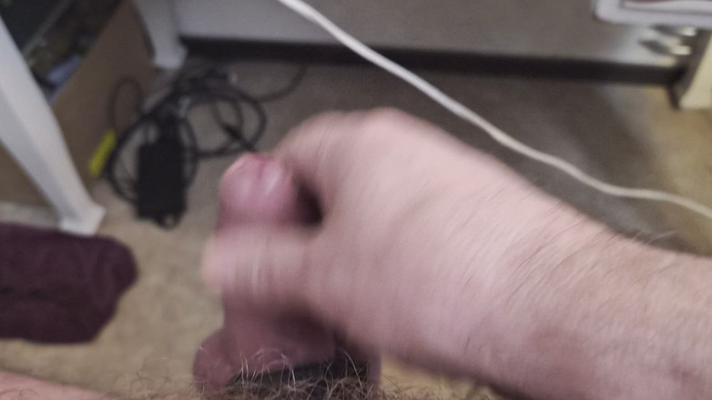 Pellefnatt: Kakek duduk di kursi kaki dan bermain dengan penis kecilnya