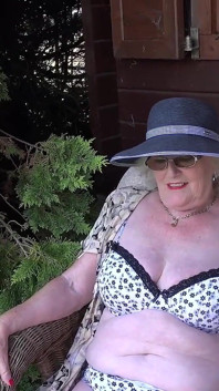 Auntjudys - peluda madura gilf Sra. Claire chupa tu polla en el jardín (en primer plano)