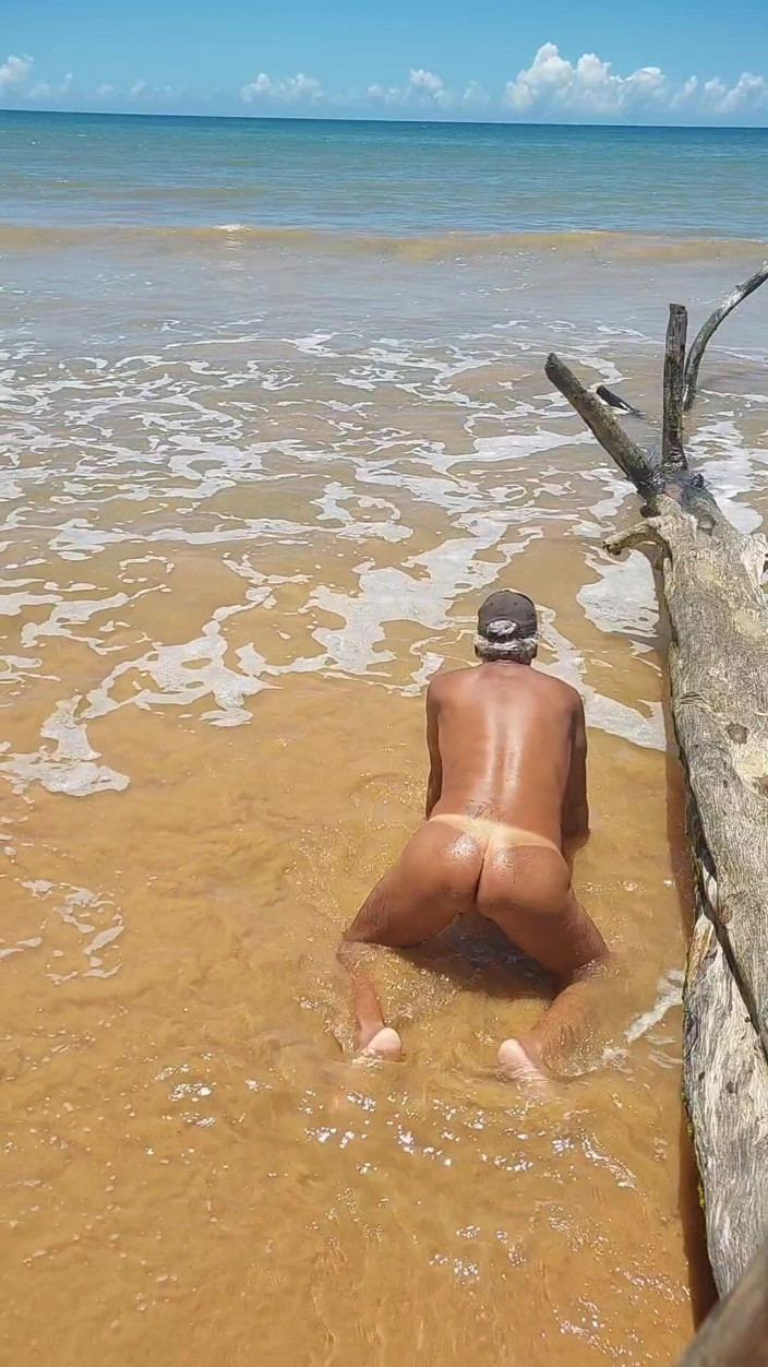 Ladysilvas: Nackte ladysilva am strand zeigt ihren gebräunten heißen arsch mit...