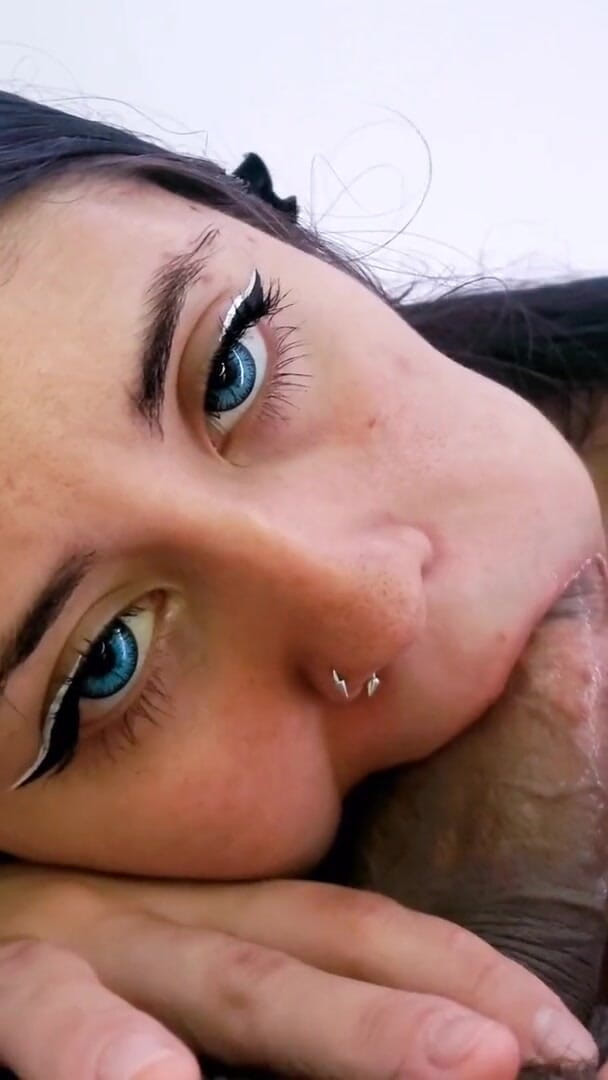 DherlyDoll: Она возбуждалась и делала мне минет, пока не получила сперму из меня.