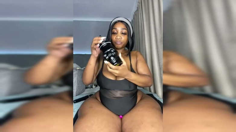Legendary Booty Overdose: La bbw nera venera il culo e squirta masturbandosi