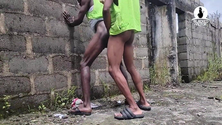 Funfor10k gay videos: Büyük yarak dışarıda yakalandı ve sert sikişiyor