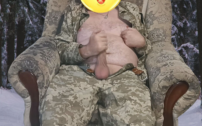 Vitaliy Solyanik: 乌克兰士兵在冬季森林里撸管。