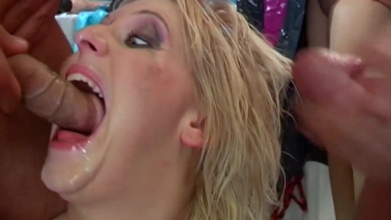 Kinky Angels: Dolce milf bionda gioca con due cazzi