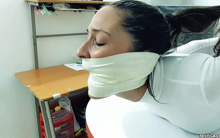 Selfgags Latina Bondage: Elviras tajtaste Hogtie - Munkavlad, hjälplös och förödmjukad