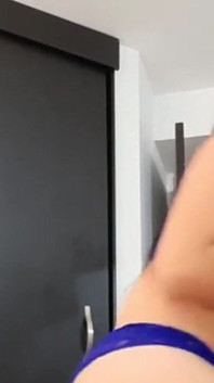 Sexy latina draagt een bril en blauwe lingerie