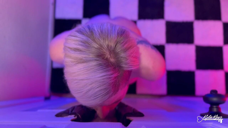 Kyla Keys: Menguras sperma kontol di gloryhole-nya