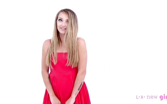 L.A. New Girl: Блондинка сосет и жестко трахается на фотосессии в любительском видео