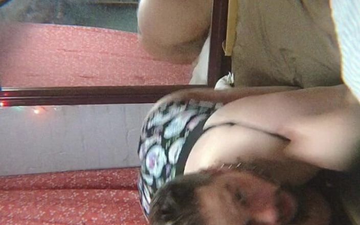 King Of Crossdress: यह बैंगनी बालों के साथ मेरा एक सेक्सी संस्करण है, तहखाने में कपड़े उतारना