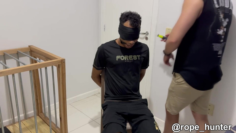 Rope Hunter: Afeitado mi esclavo atado