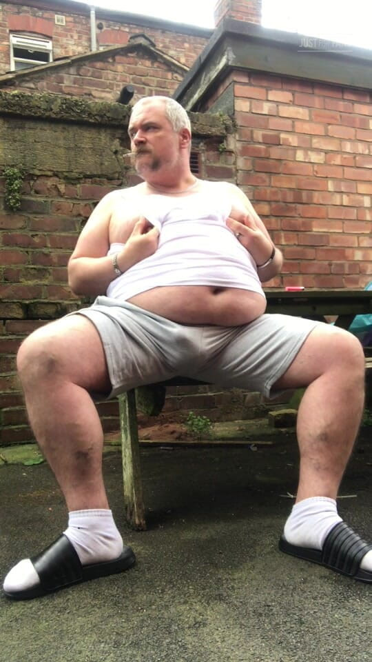 B A Bear: Fat Dad Smoking &amp; Wanking in the Alley