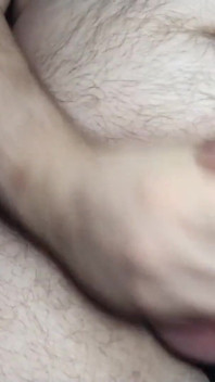Un papa pulpeux gémit en caressant sa bite bien dure et jouit vraiment fort