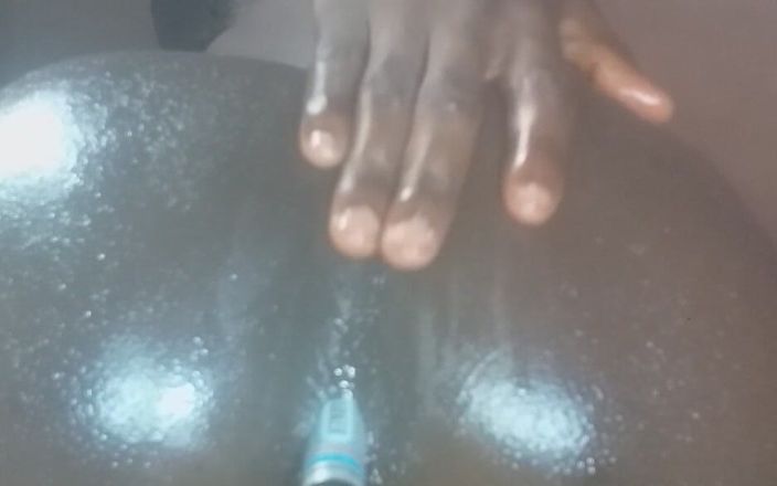 Badman4606: GuardaMi strizzarmi e sditalinarmi il culo spalancata. Ho bisogno di...