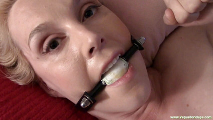 Spungy Gunk Films: Зв'язану блондинку навчили поводитися