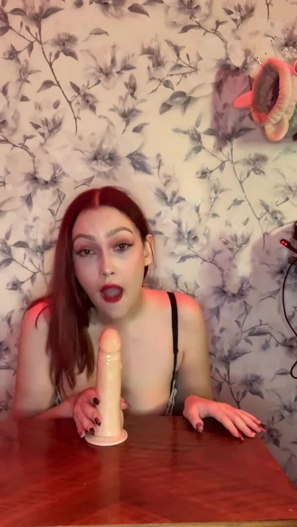 Your Sexy GF: Saltando su un grosso dildo perizoma e sborrata