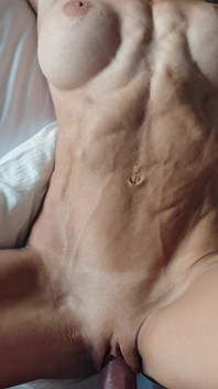Mükemmel amcıklı kaslı fitness modeli