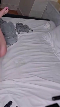 Seconda notte quando la fedele nuova sposa apre e trema duro sotto il desiderio illecito