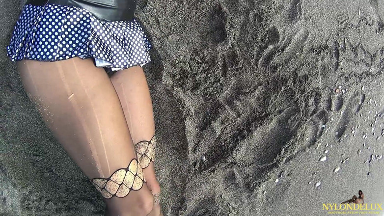 Nylondelux: Diversión de nylon en la playa pública
