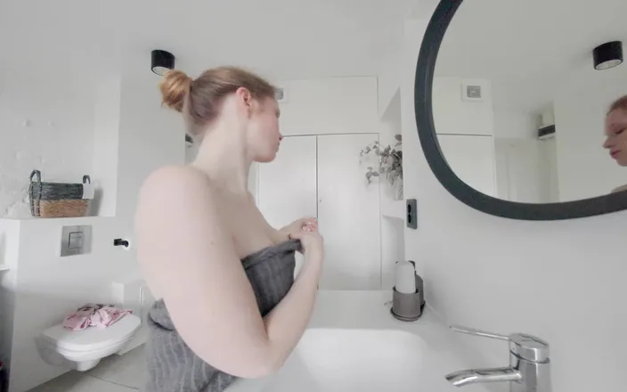 VR Bananas: Arielka Morning Pee and Shower