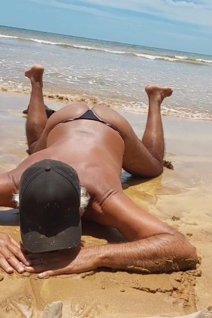 Ladysilvas: Ladysilva ondeugende slet op het strand die in de kont...