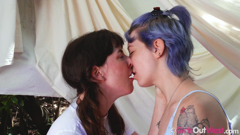 Girls Out West: Três namoradas australianas fazem sexo lésbico com muita foda com...