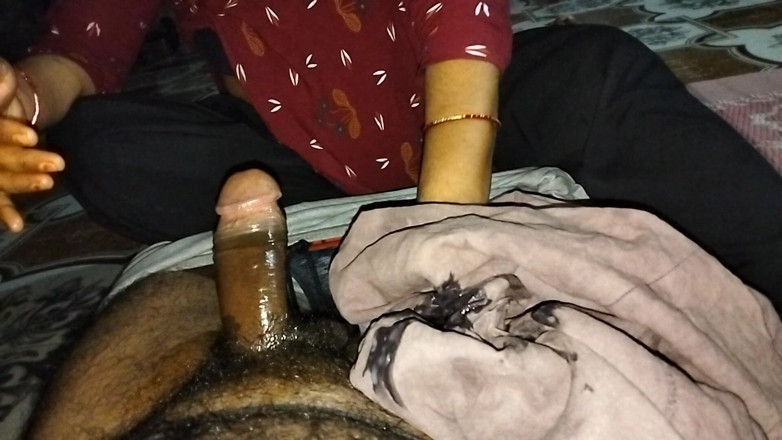 Renu badi gand wali: Eine desi-ehefrau massiert das mitglied ihres ehemanns mit Öl mit ihren...