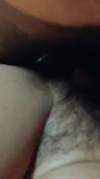 Position Du Missionnaire Avec Une Bite Commençant À Avoir Une Érection, Il Caresse Son Pénis Sur La Chatte Poilue.