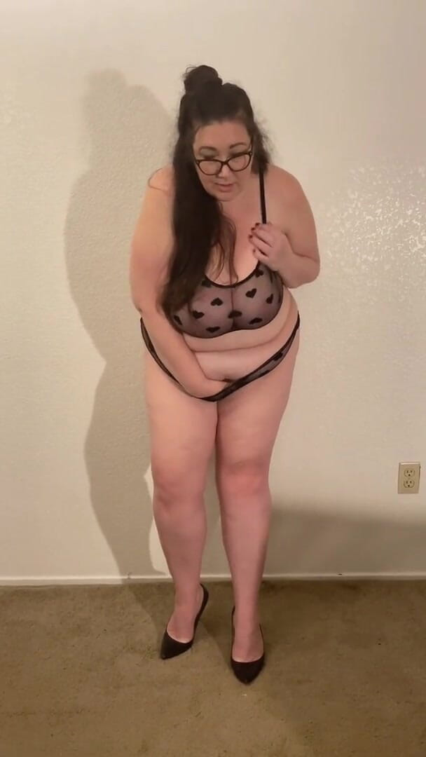 cutejayne: Curvy BBW MILF touches herself standing