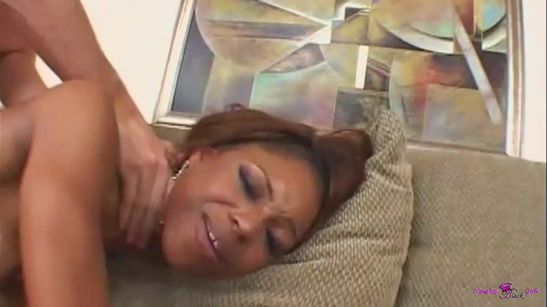 Naughty Black Girls: Kırmızı bikinili zenci hatun Marie Luv ateşli bir üçlü sekste sert...