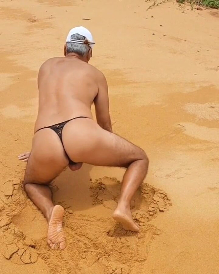 Ladysilvas: Ladysilva Crossdresser pe plaja în chiloți Ce fund sexy