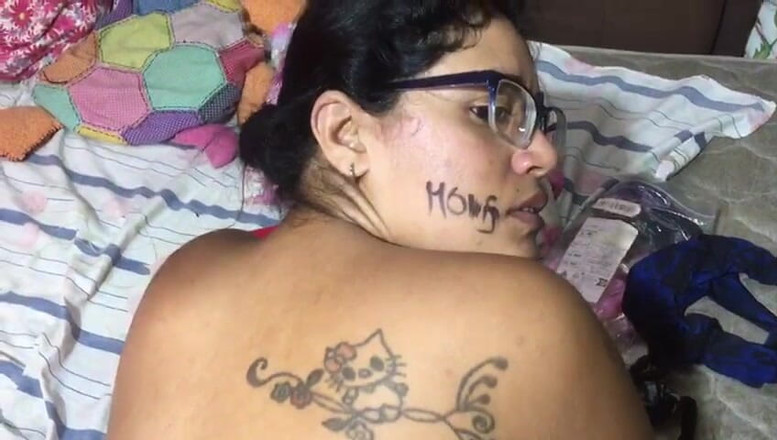 Britanly-Brow: Il fratellastro penetra il culo della sua sorellastra per la...