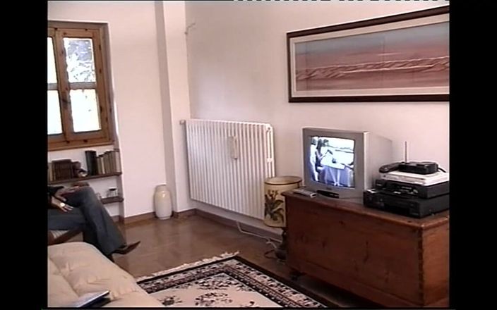 Milf in Love: Милфа-брюнетка обожает трогать свое сексуальное тело