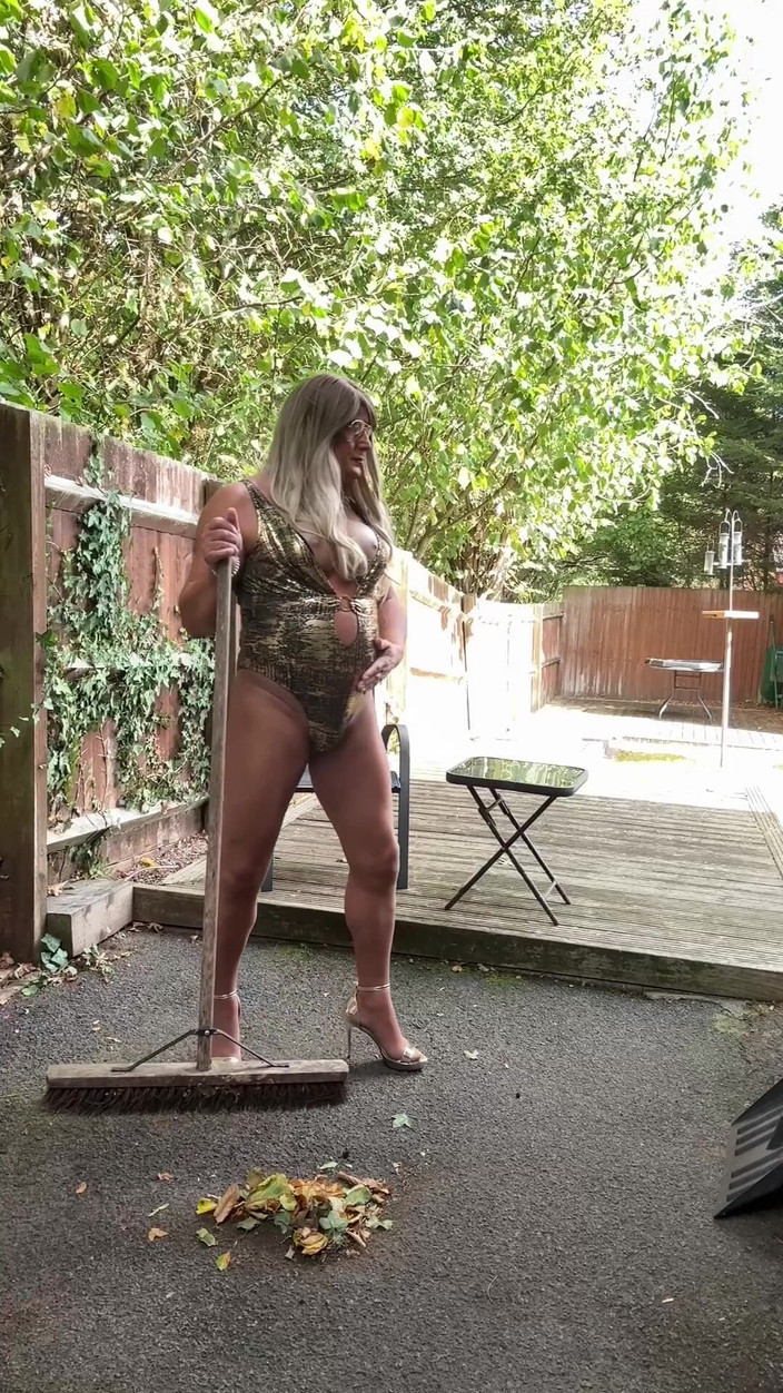 Kellycd2022: Sexy Crossdresser Kellycd2022 ve Zlatých plavkách a podpatcích Clearing Leafs