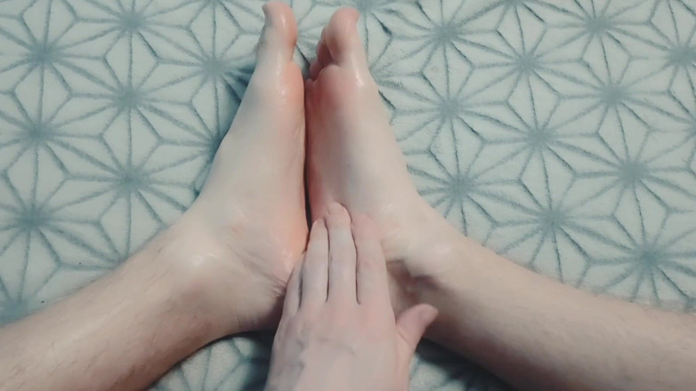 Pasha: Tipul îi masează ușor picioarele cu ulei