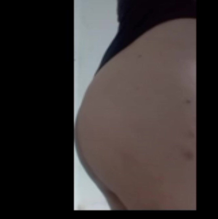 Rhaena: Il travestito caldo si spoglia prima di farsi scopare molto...