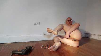 Dildo Man and Cross Hard Sex: Eu coloco a chave de fenda na bunda