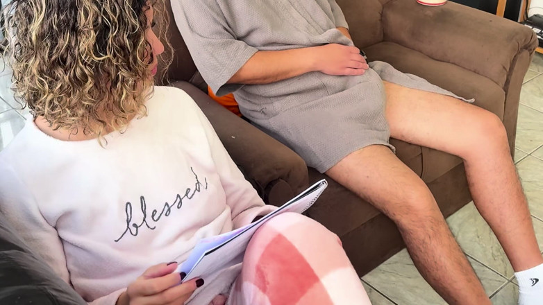 Victor SweetCoupleStories: ลูกเลี้ยงสาวช่วยตัวเองและดูดเขาจนเธอกลืนมันทั้งหมด