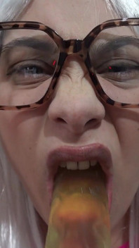Minha meia-irmã em uma roupa de cosplay faz um fetiche de rosto, rostos ahegao e rostos bobos enquanto chupa um vibrador e