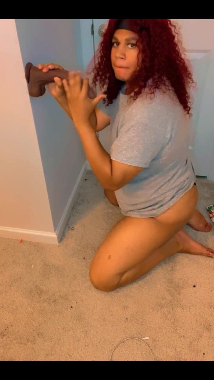 Hicktown_hoochi: Quỳ gối của tôi bú một dương vật giả bbc