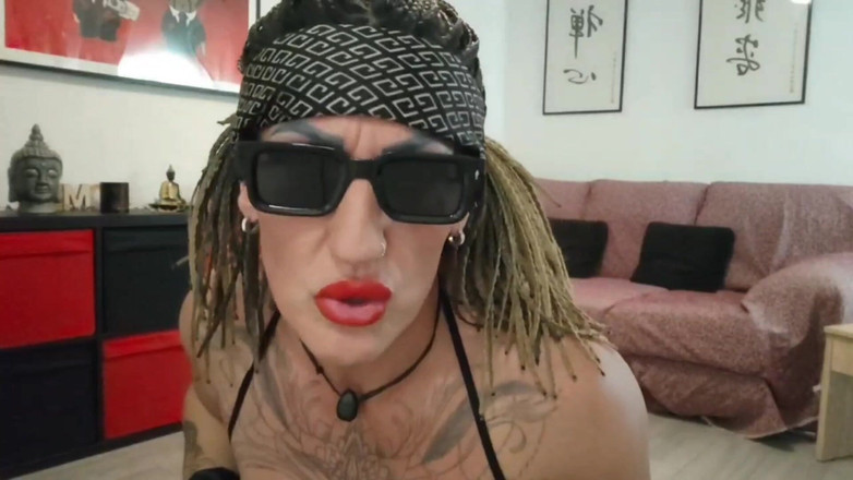 Danaxmuscles: Perverse domina befiehlt ihrem sklaven, ihren tanga zu essen