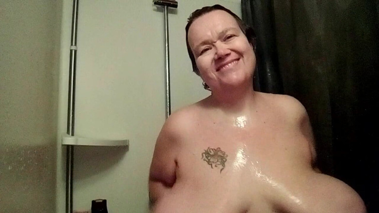 Sex hub couple: Jen spielt mit ihren eigenen titten in der dusche