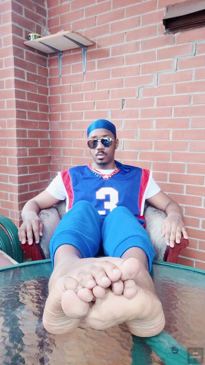 Soft Soleman: 我摇晃并揉搓我的男性脚 （2025）