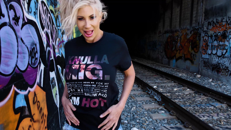 Stephanie Roberts: Puma Swede Apre le fessure sulle piste!