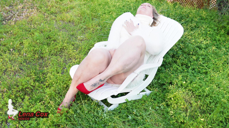 Lena Cox: Masturbare obraznică în grădină