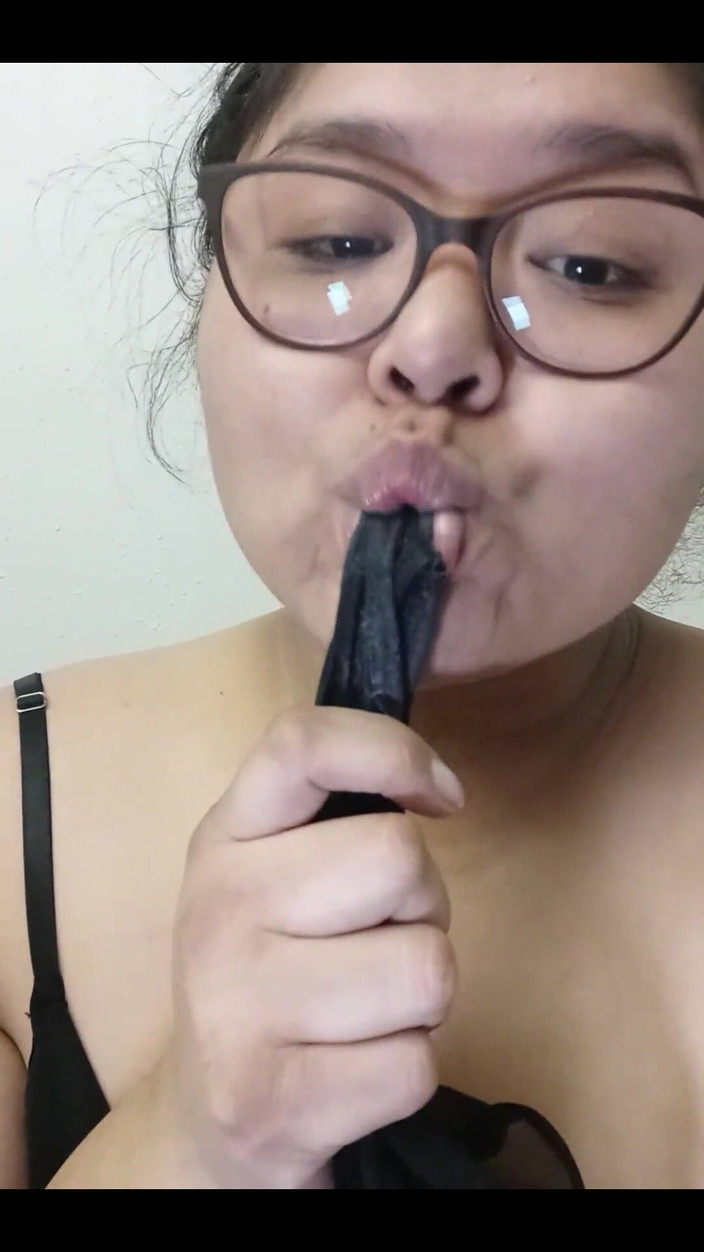 DeesDeepThroat: Dees поедает сперму со своих трусиков!