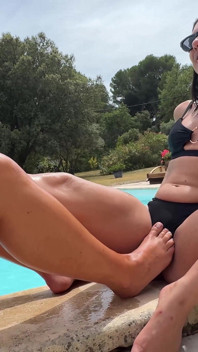 두 명의 장난꾸러기 소녀가 서로의 발과 발을 먹고 함께 사정한다