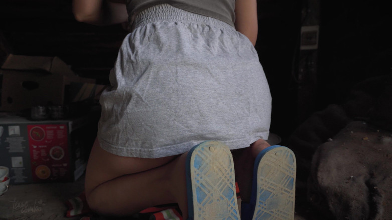Teasecombo 4K: Upskrt of Hot Stepsis Doing Chores in the Attic