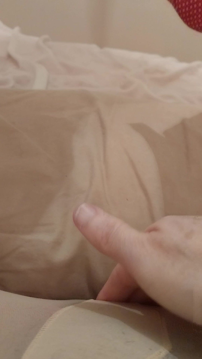 Cindy Belfast: Mariquita suave enchufada se corre en lindas bragas, medias y...