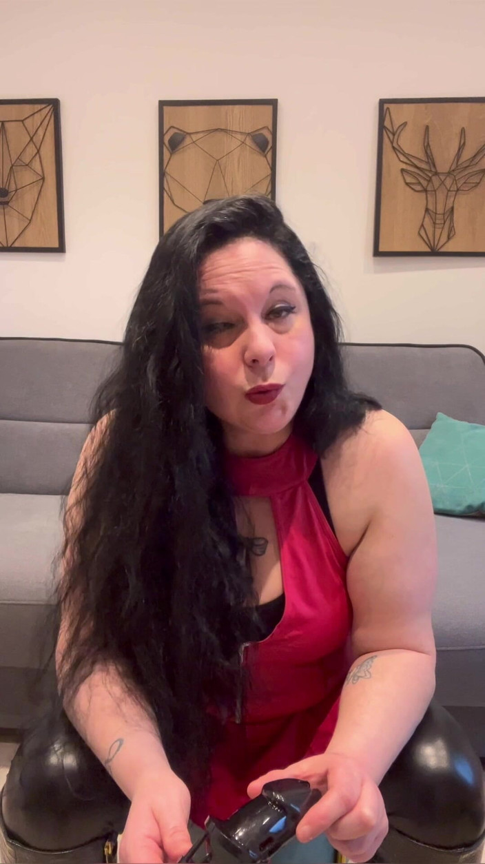 Maitresse Clara: Geconditioneerd om in kuisheidskooi te zitten