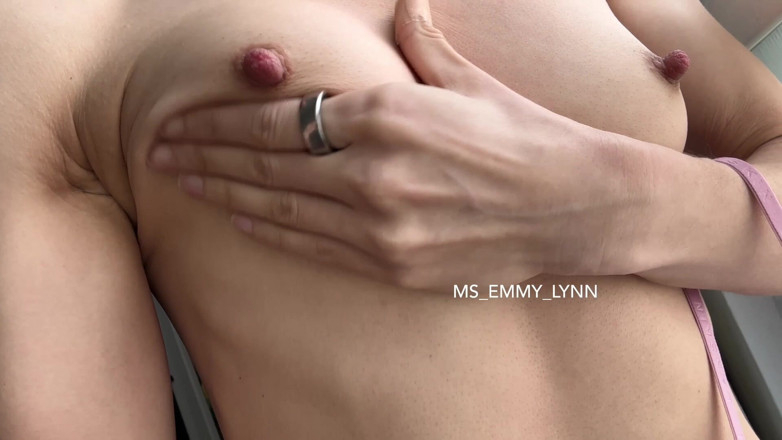 Ms_Emmy_Lynn: Senin için en sevdiğim sutyenini çıkariyorum: küçük memeler dik memeler